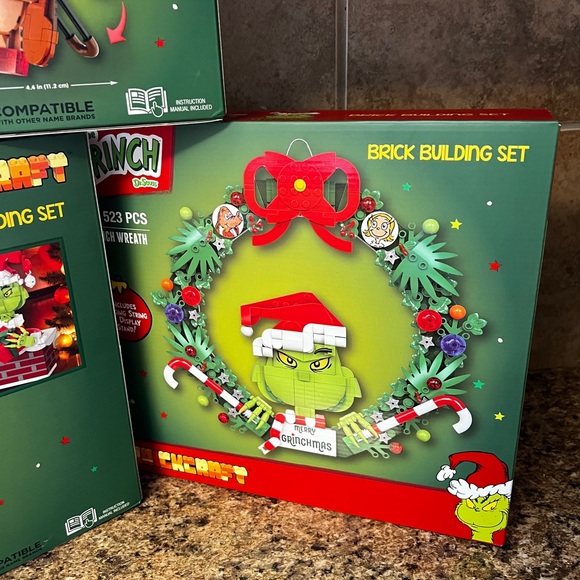 Brickcraft Dr. Seuss The Grinch Chimney, Max Building Set, Grinch Wreath, Lego - Picture 9 of 9